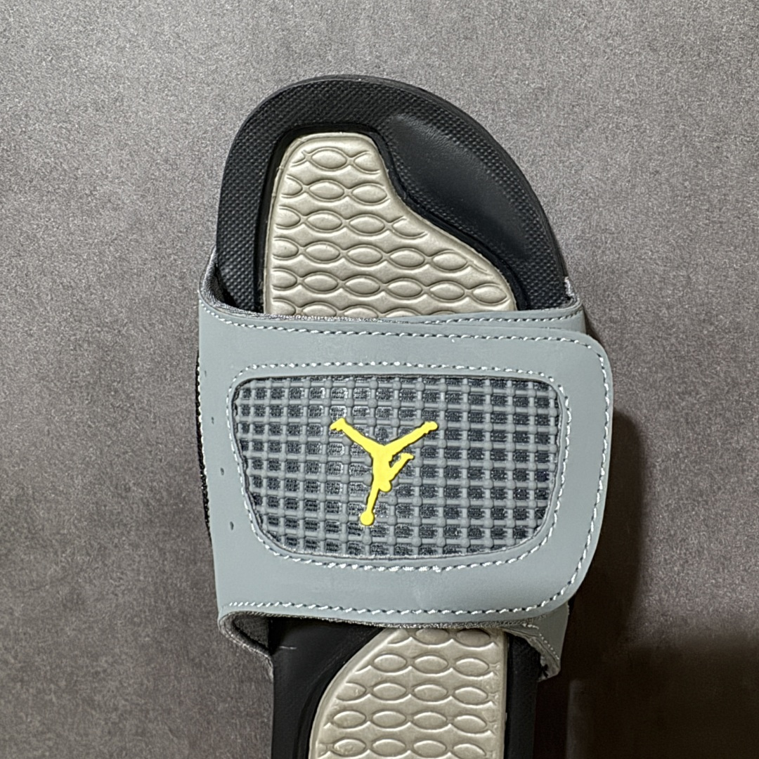 Air Jordan 12 Hydro Retro Slides 系列运动拖鞋经典的配色装扮 加上可调节