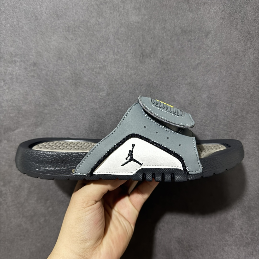Air Jordan 12 Hydro Retro Slides 系列运动拖鞋经典的配色装扮 加上可调节