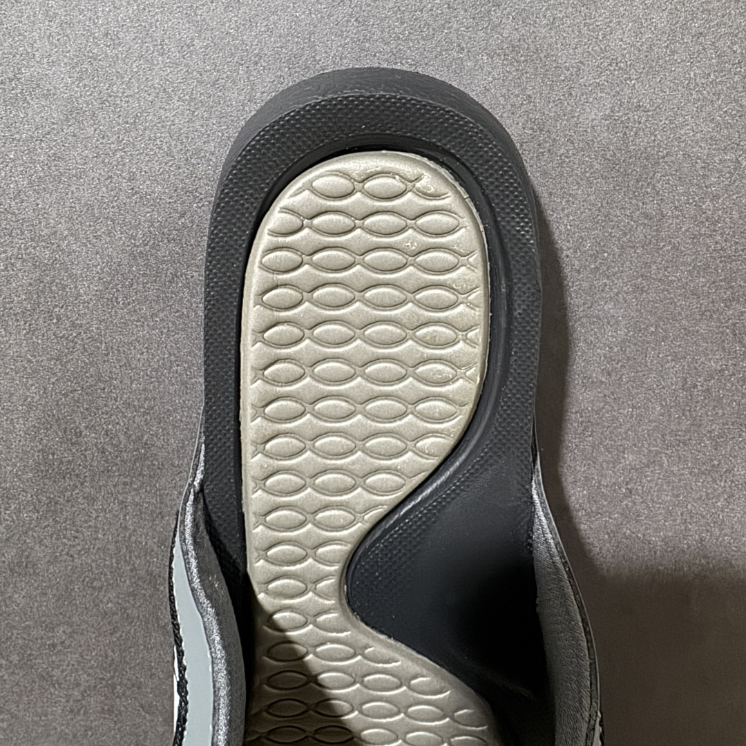 Air Jordan 12 Hydro Retro Slides 系列运动拖鞋经典的配色装扮 加上可调节