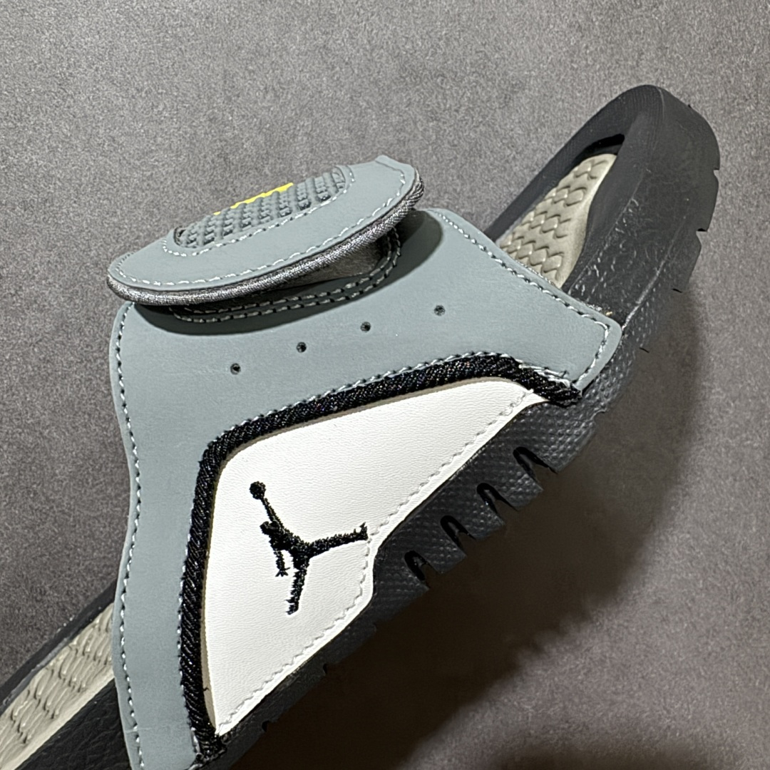 Air Jordan 12 Hydro Retro Slides 系列运动拖鞋经典的配色装扮 加上可调节