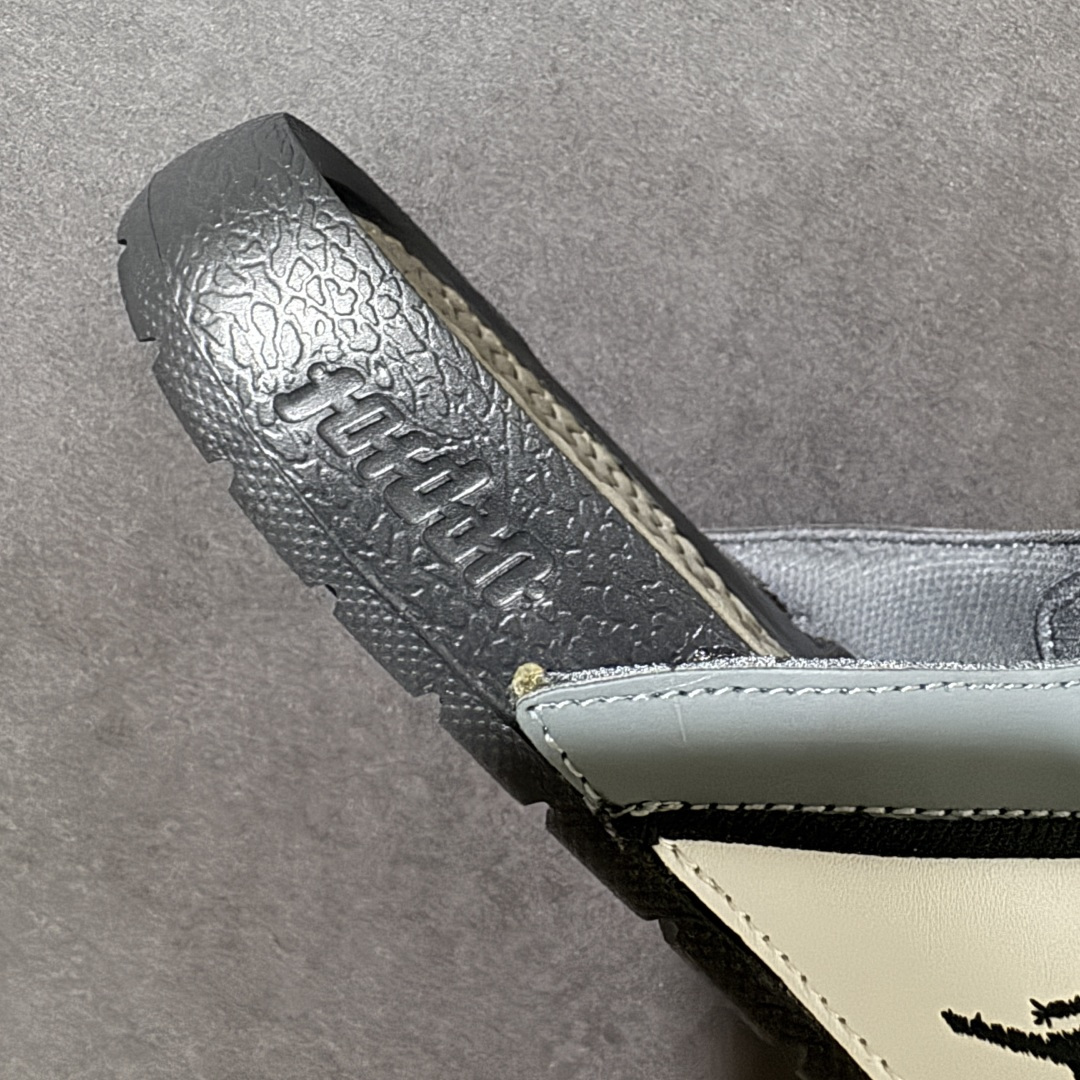 Air Jordan 12 Hydro Retro Slides 系列运动拖鞋经典的配色装扮 加上可调节