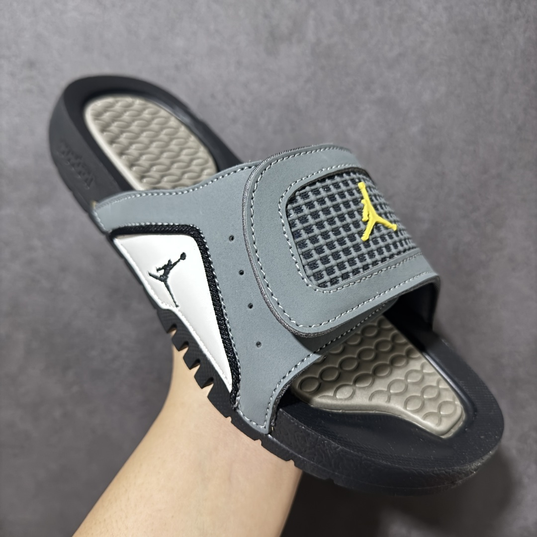 Air Jordan 12 Hydro Retro Slides 系列运动拖鞋经典的配色装扮 加上可调节