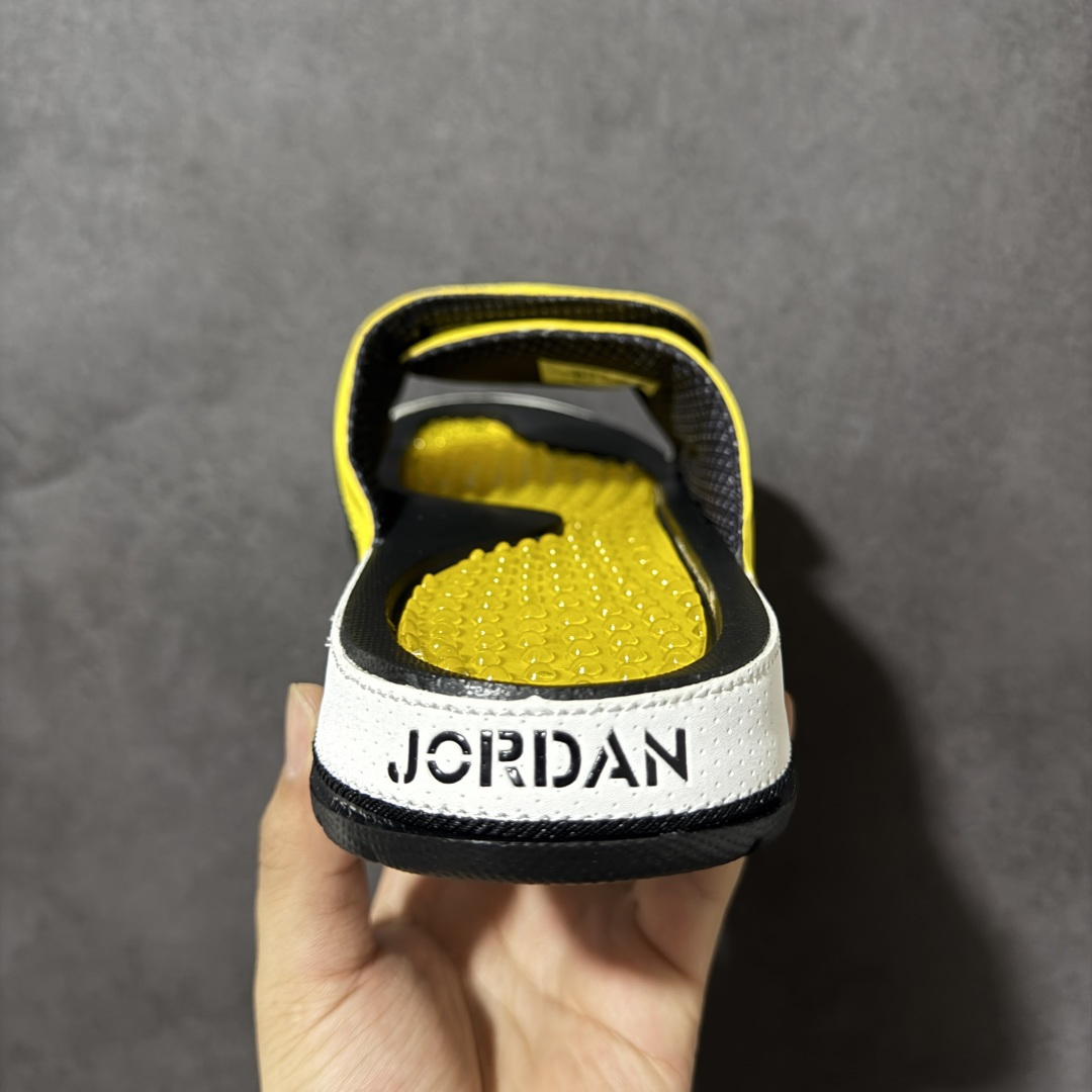 Air Jordan 12 Hydro Retro Slides 系列运动拖鞋经典的配色装扮 加上可调节