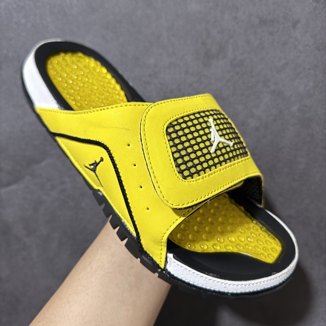 Air Jordan 12 Hydro Retro Slides 系列运动拖鞋经典的配色装扮 加上可调节