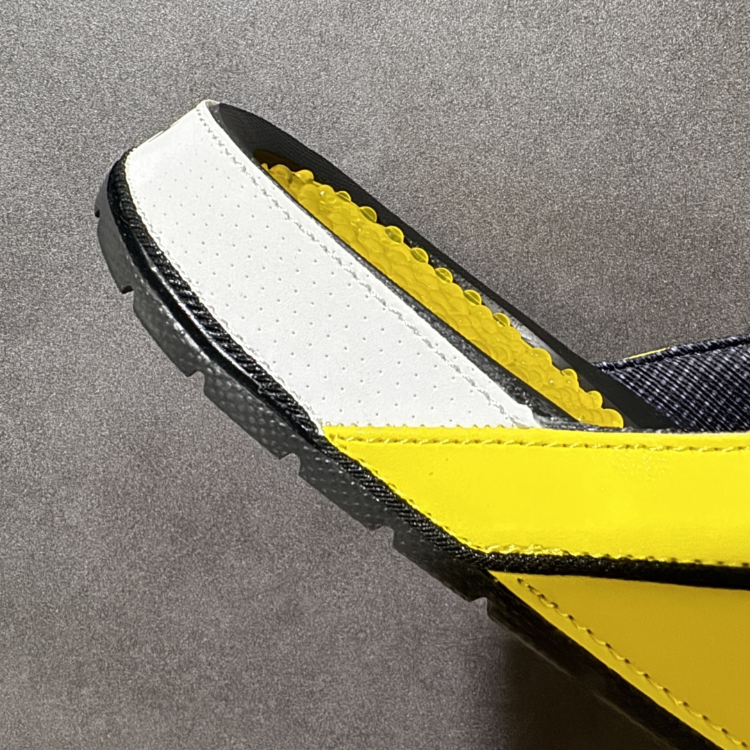 Air Jordan 12 Hydro Retro Slides 系列运动拖鞋经典的配色装扮 加上可调节