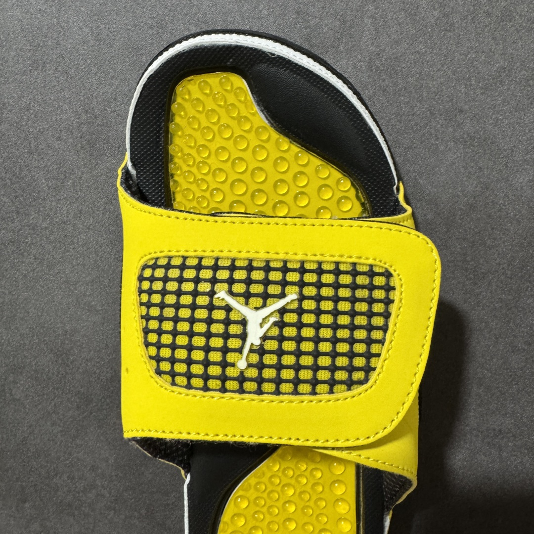 Air Jordan 12 Hydro Retro Slides 系列运动拖鞋经典的配色装扮 加上可调节