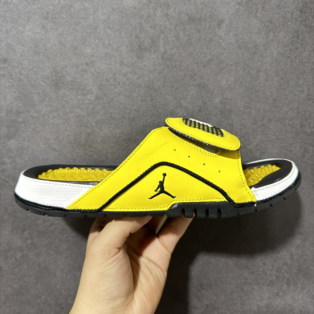 Air Jordan 12 Hydro Retro Slides 系列运动拖鞋经典的配色装扮 加上可调节