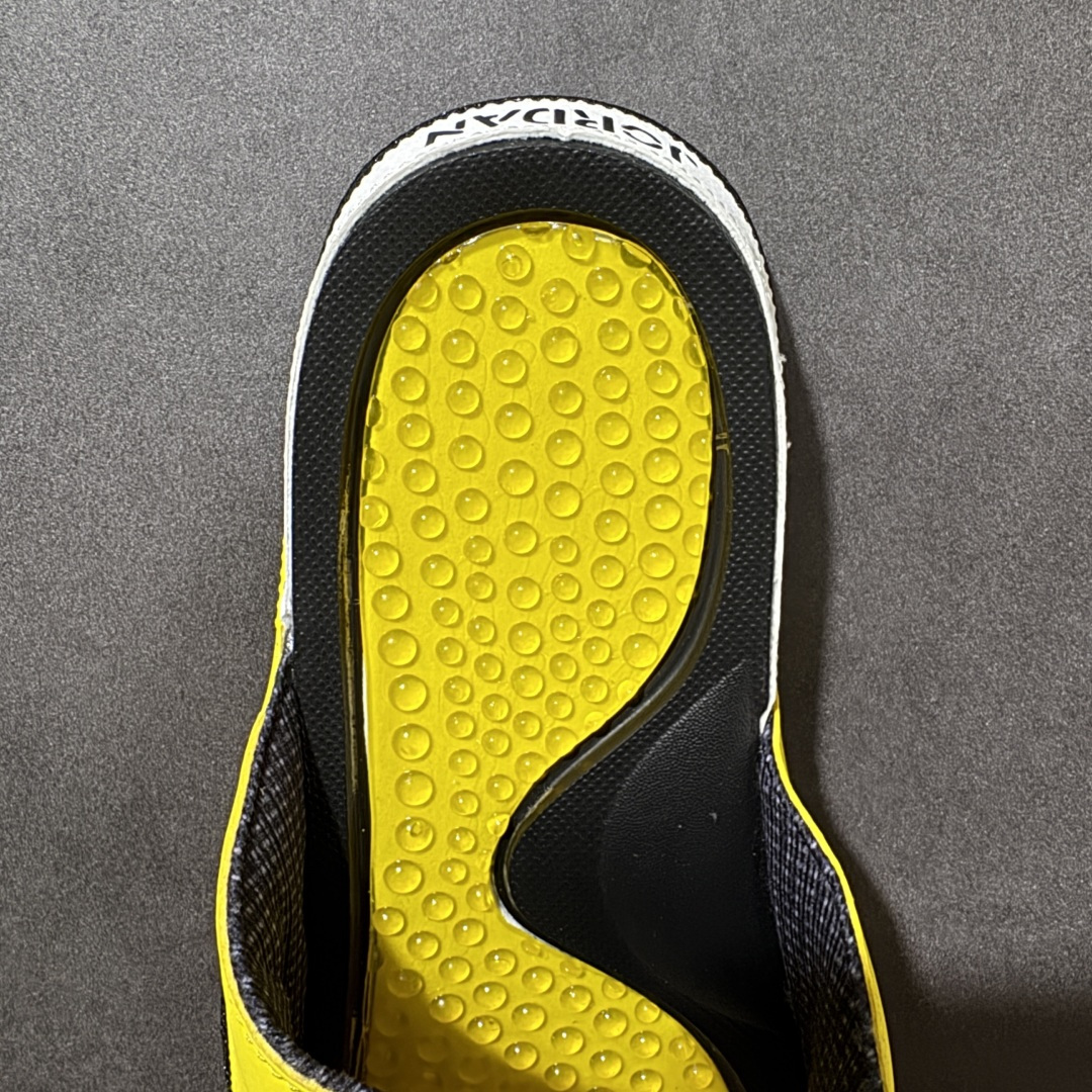 Air Jordan 12 Hydro Retro Slides 系列运动拖鞋经典的配色装扮 加上可调节