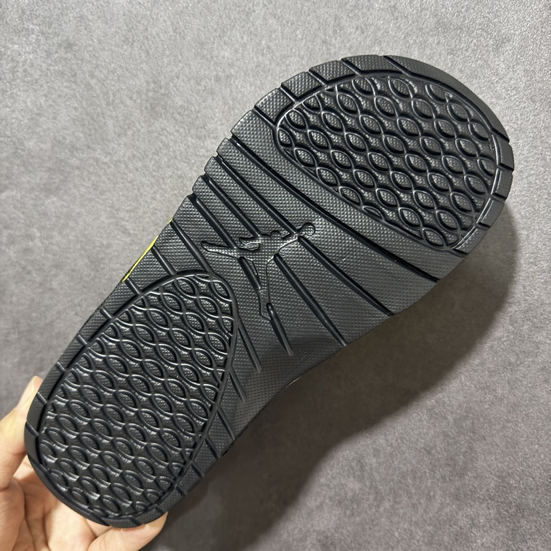 Air Jordan 12 Hydro Retro Slides 系列运动拖鞋经典的配色装扮 加上可调节