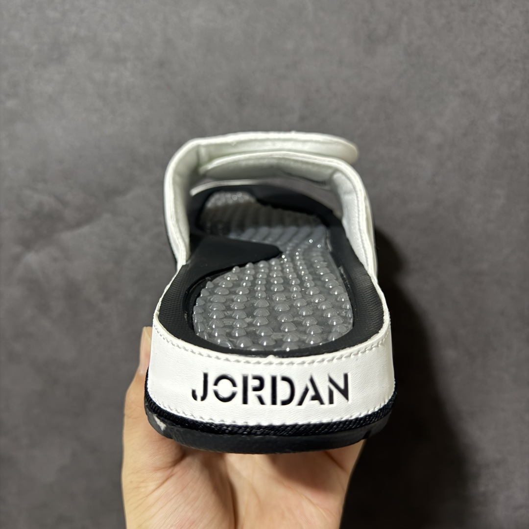 Air Jordan 12 Hydro Retro Slides 系列运动拖鞋经典的配色装扮 加上可调节