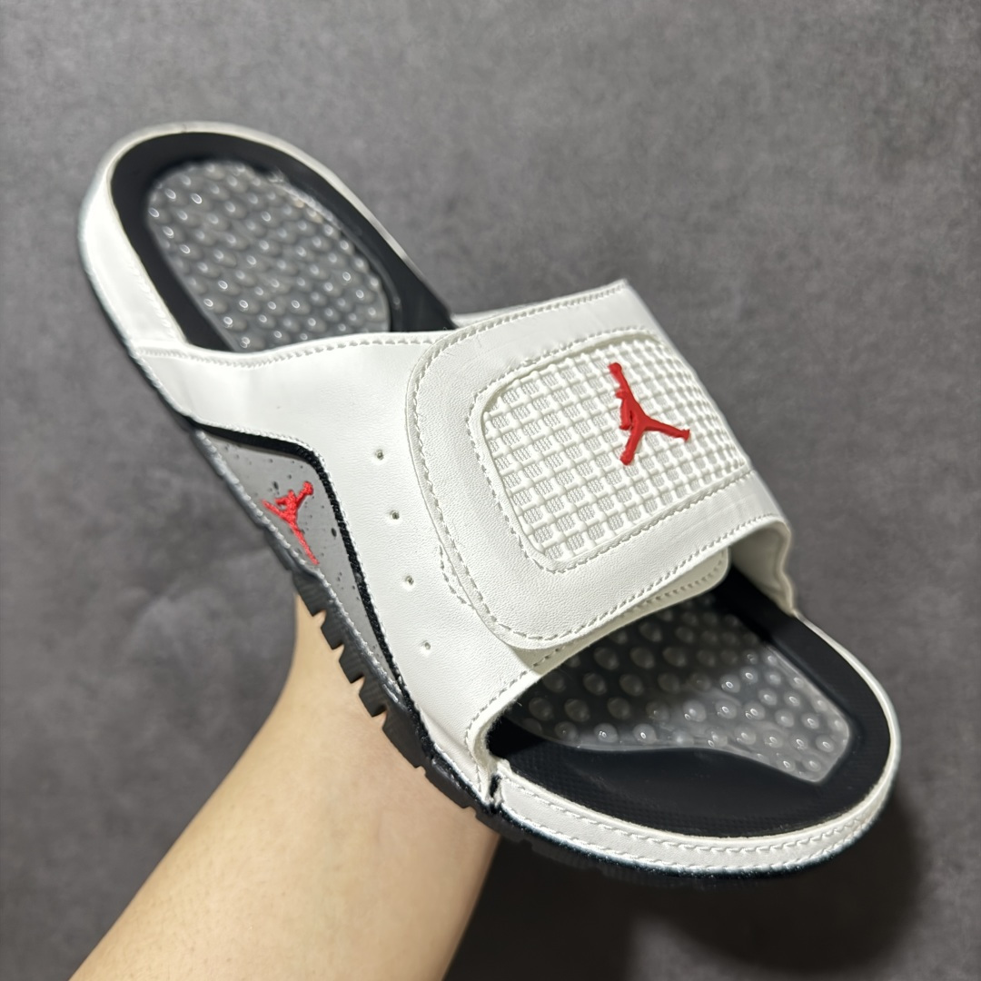 Air Jordan 12 Hydro Retro Slides 系列运动拖鞋经典的配色装扮 加上可调节
