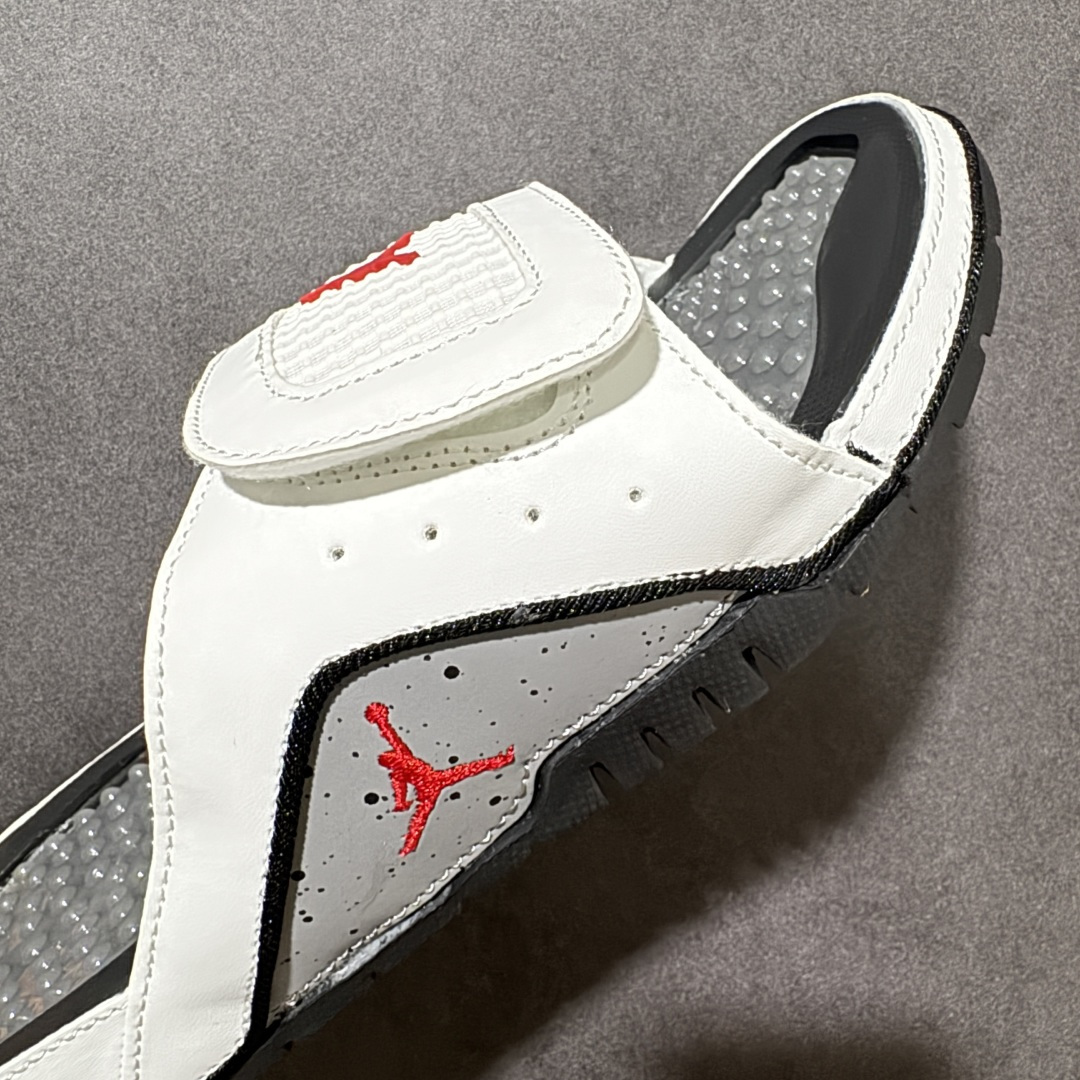 Air Jordan 12 Hydro Retro Slides 系列运动拖鞋经典的配色装扮 加上可调节