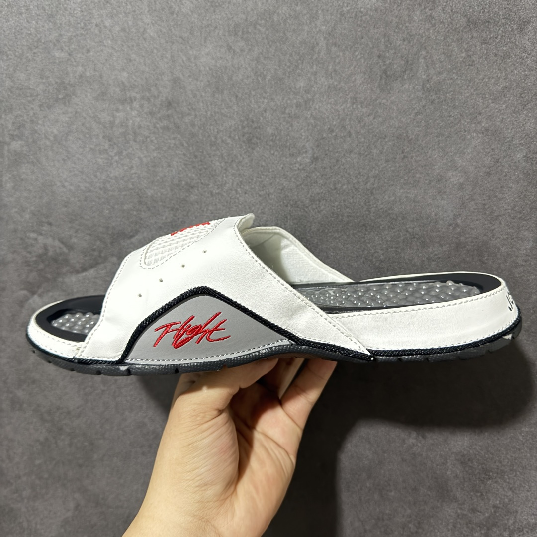 Air Jordan 12 Hydro Retro Slides 系列运动拖鞋经典的配色装扮 加上可调节
