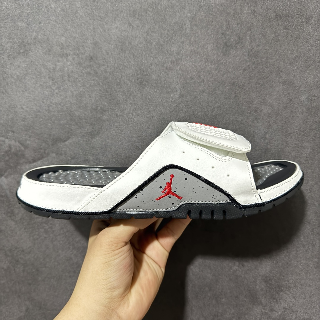 Air Jordan 12 Hydro Retro Slides 系列运动拖鞋经典的配色装扮 加上可调节