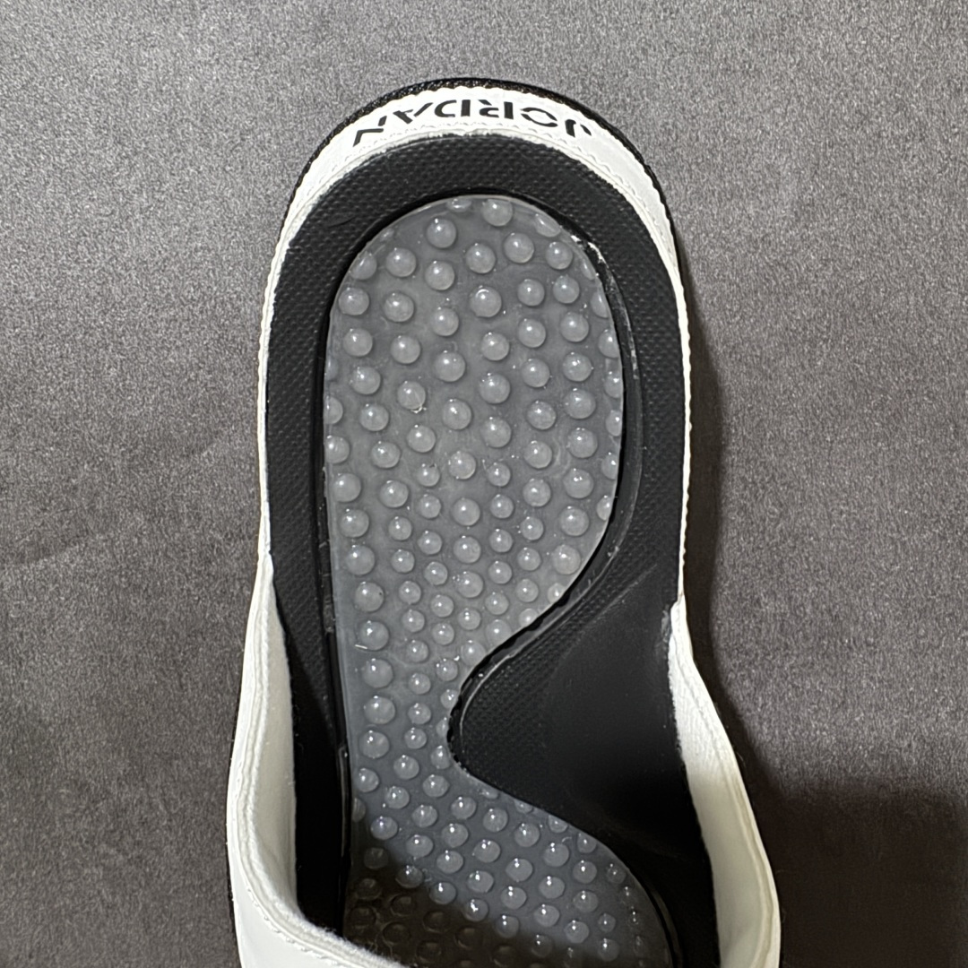 Air Jordan 12 Hydro Retro Slides 系列运动拖鞋经典的配色装扮 加上可调节