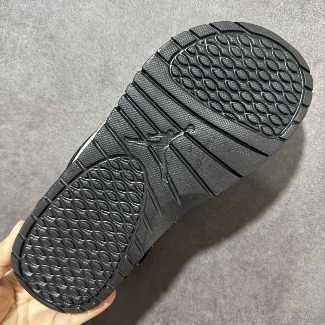 Air Jordan 12 Hydro Retro Slides 系列运动拖鞋经典的配色装扮 加上可调节