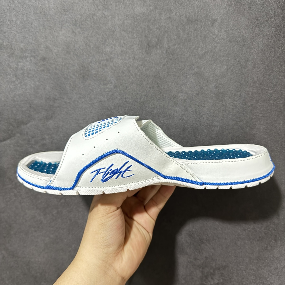 Air Jordan 12 Hydro Retro Slides 系列运动拖鞋经典的配色装扮 加上可调节