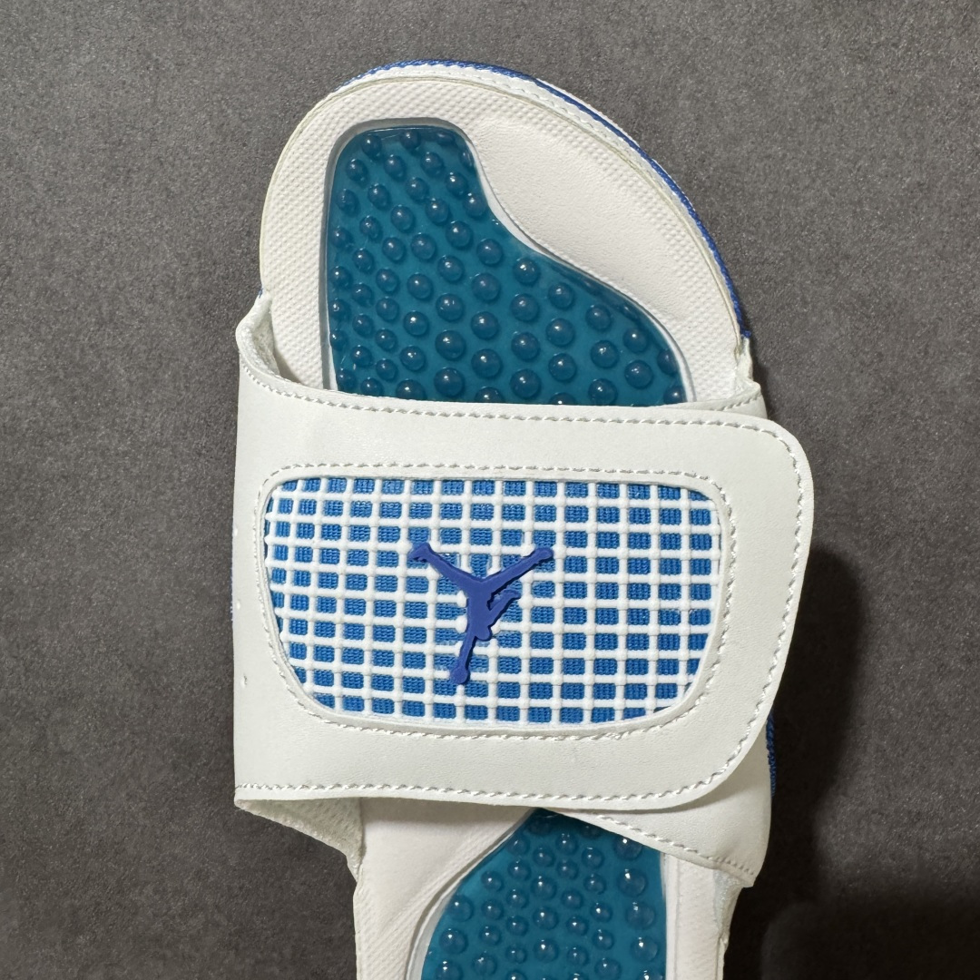 Air Jordan 12 Hydro Retro Slides 系列运动拖鞋经典的配色装扮 加上可调节