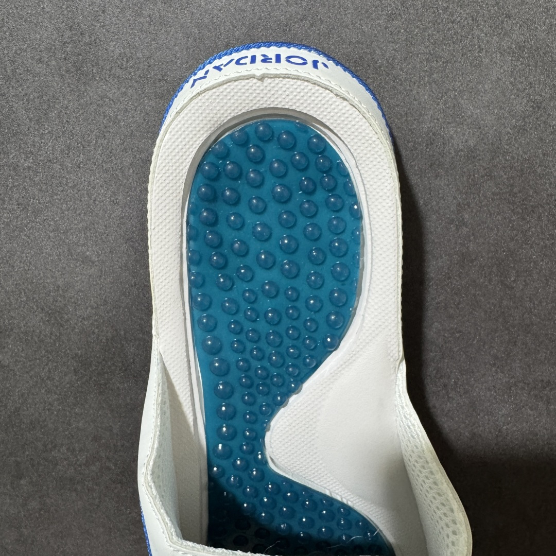 Air Jordan 12 Hydro Retro Slides 系列运动拖鞋经典的配色装扮 加上可调节