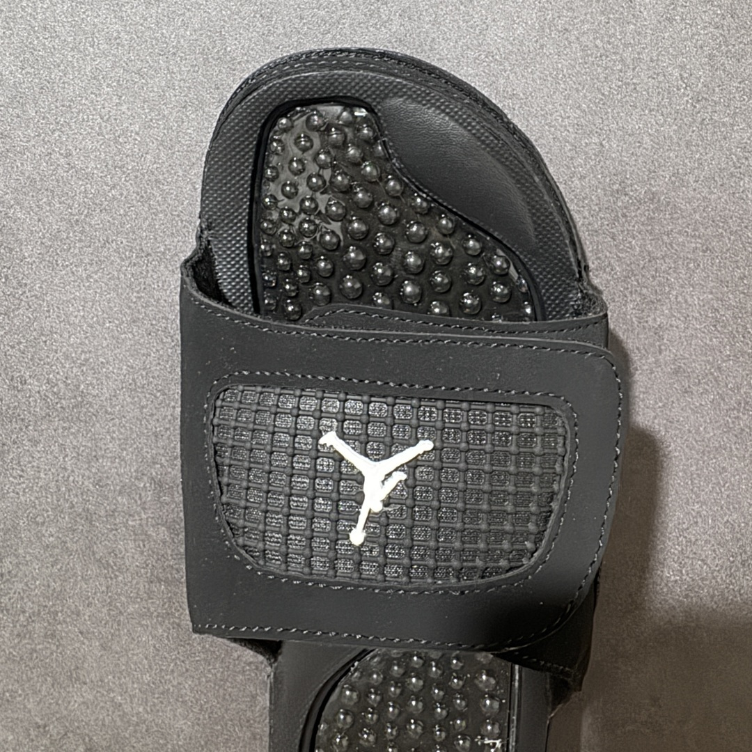 Air Jordan 12 Hydro Retro Slides 系列运动拖鞋经典的配色装扮 加上可调节