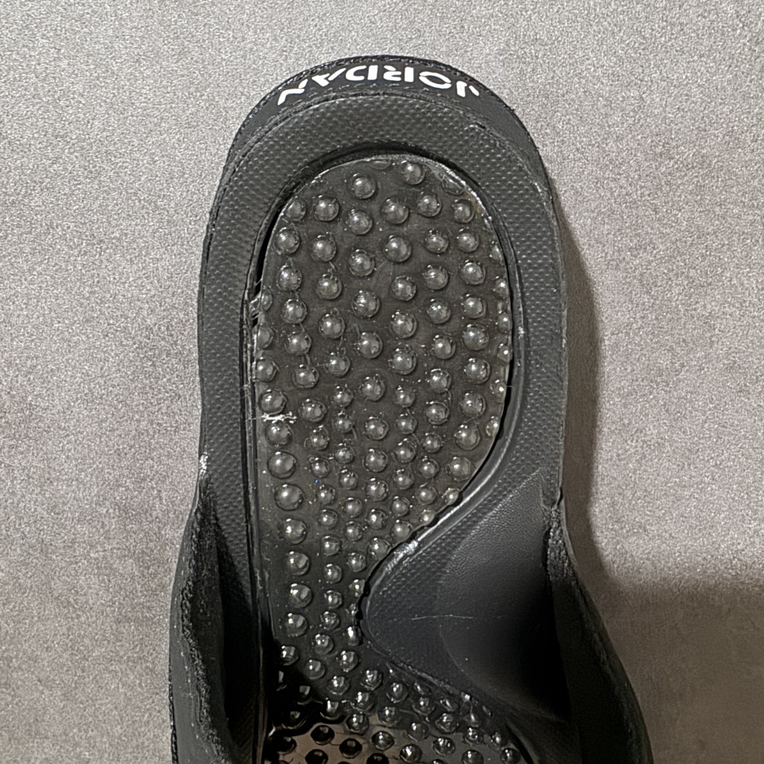 Air Jordan 12 Hydro Retro Slides 系列运动拖鞋经典的配色装扮 加上可调节