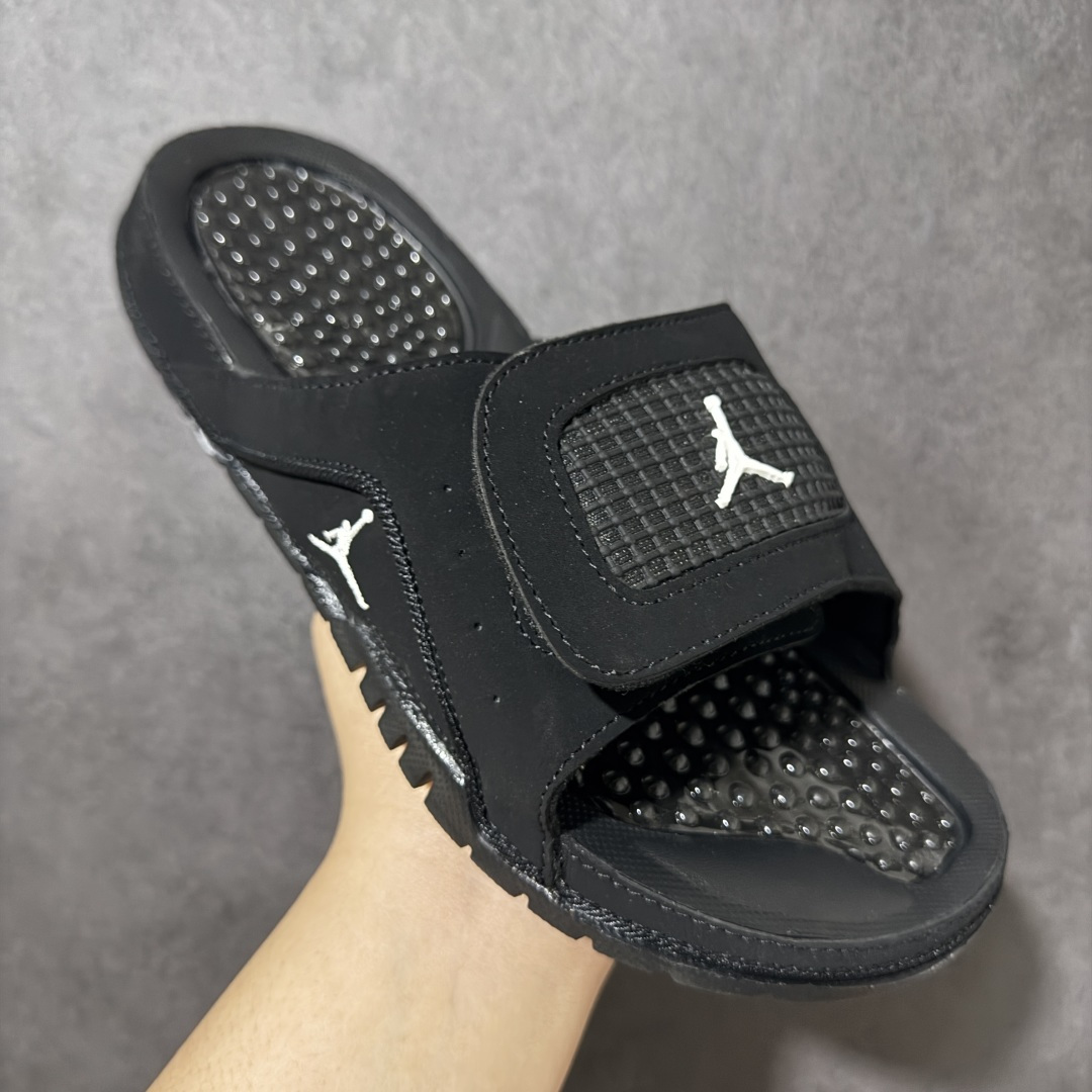 Air Jordan 12 Hydro Retro Slides 系列运动拖鞋经典的配色装扮 加上可调节
