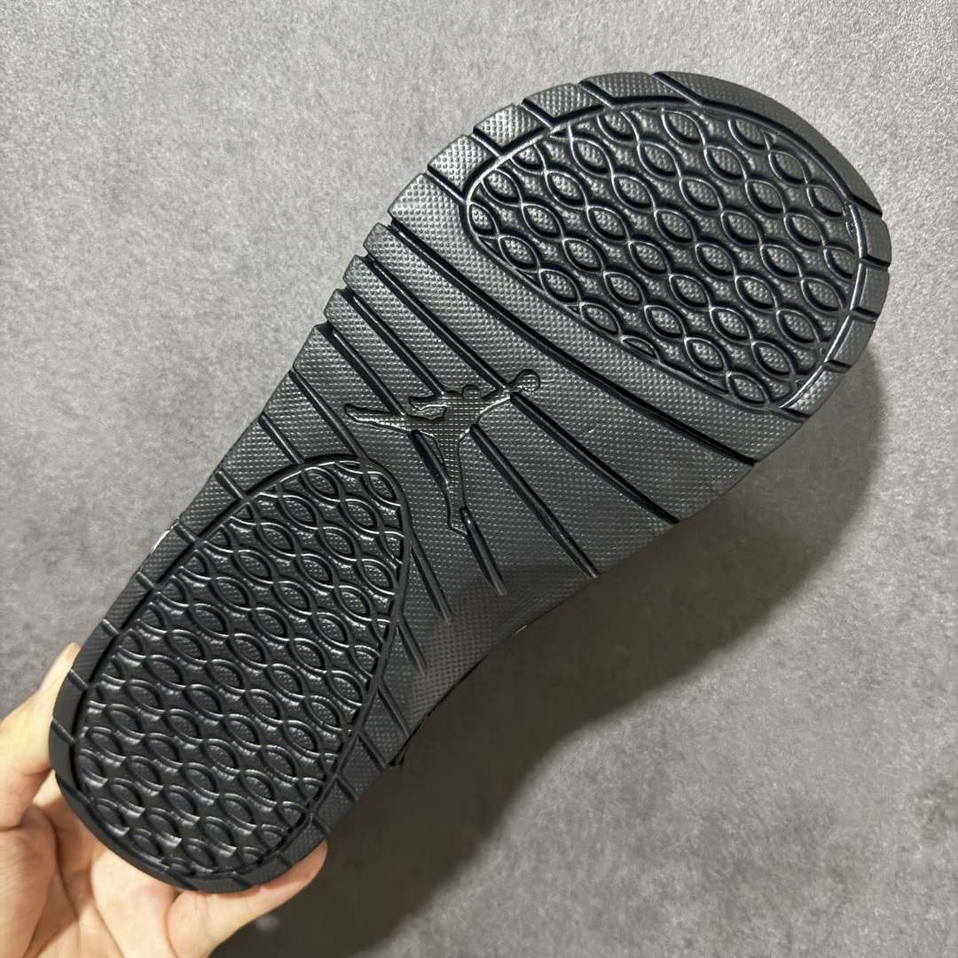 Air Jordan 12 Hydro Retro Slides 系列运动拖鞋经典的配色装扮 加上可调节