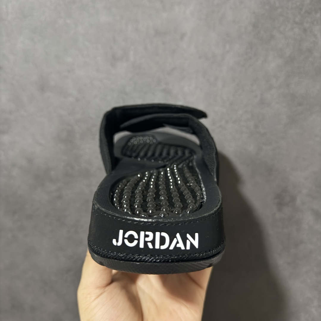 Air Jordan 12 Hydro Retro Slides 系列运动拖鞋经典的配色装扮 加上可调节