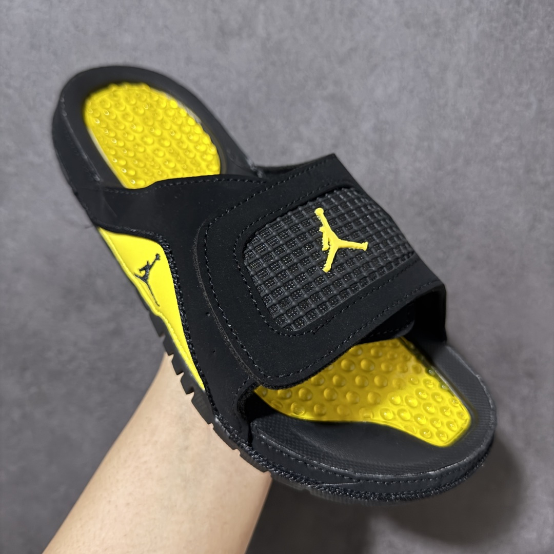 Air Jordan 12 Hydro Retro Slides 系列运动拖鞋经典的配色装扮 加上可调节