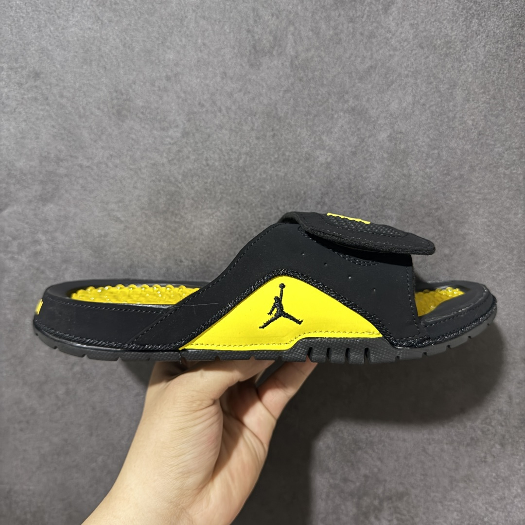 Air Jordan 12 Hydro Retro Slides 系列运动拖鞋经典的配色装扮 加上可调节