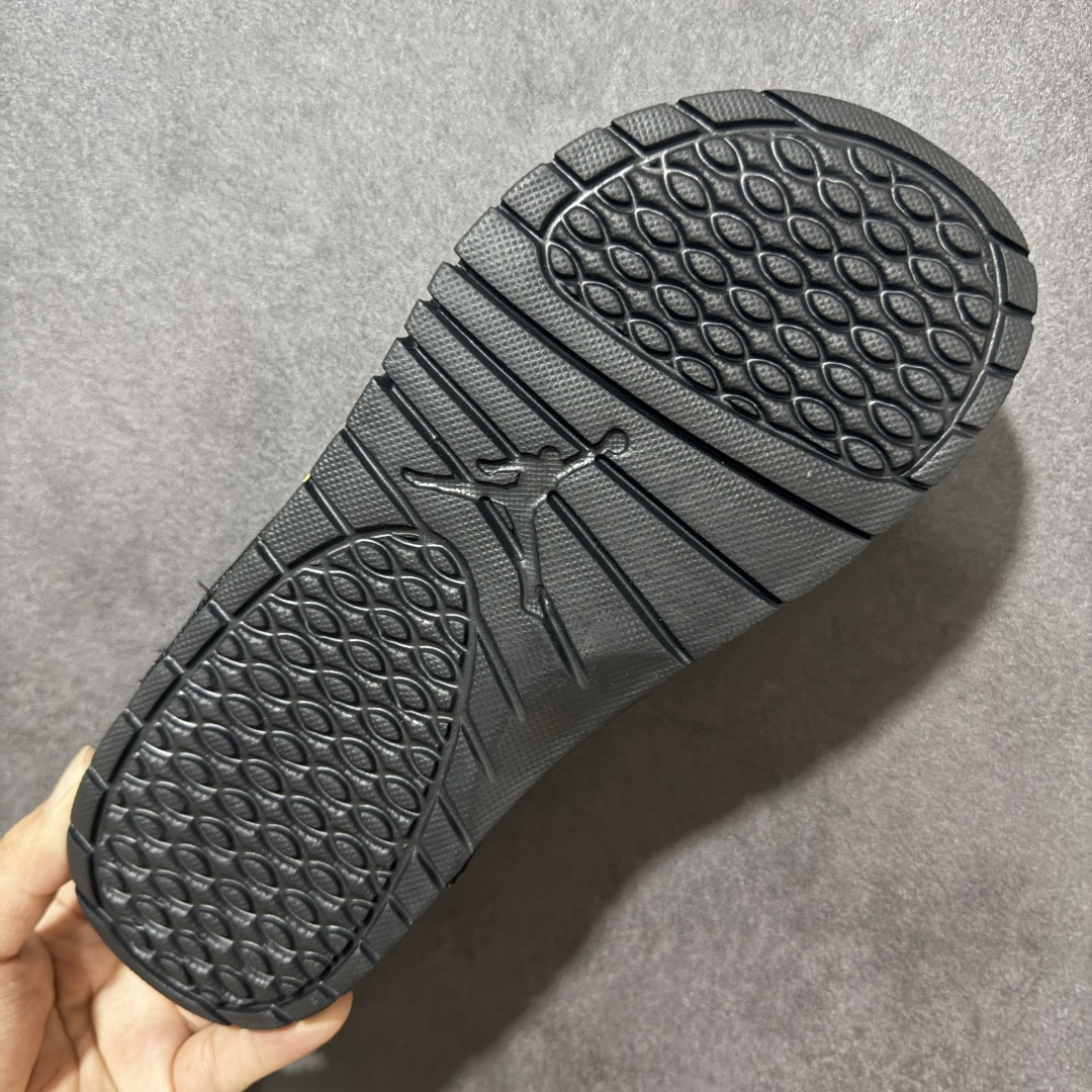 Air Jordan 12 Hydro Retro Slides 系列运动拖鞋经典的配色装扮 加上可调节