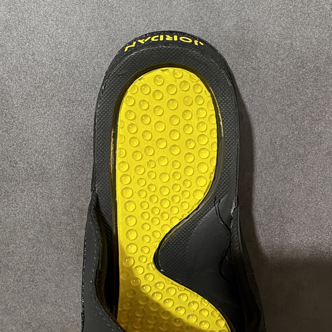 Air Jordan 12 Hydro Retro Slides 系列运动拖鞋经典的配色装扮 加上可调节