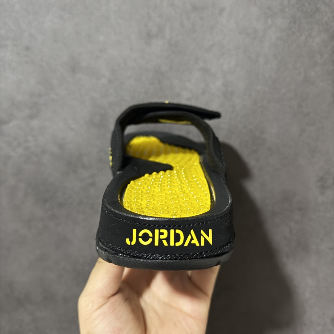 Air Jordan 12 Hydro Retro Slides 系列运动拖鞋经典的配色装扮 加上可调节