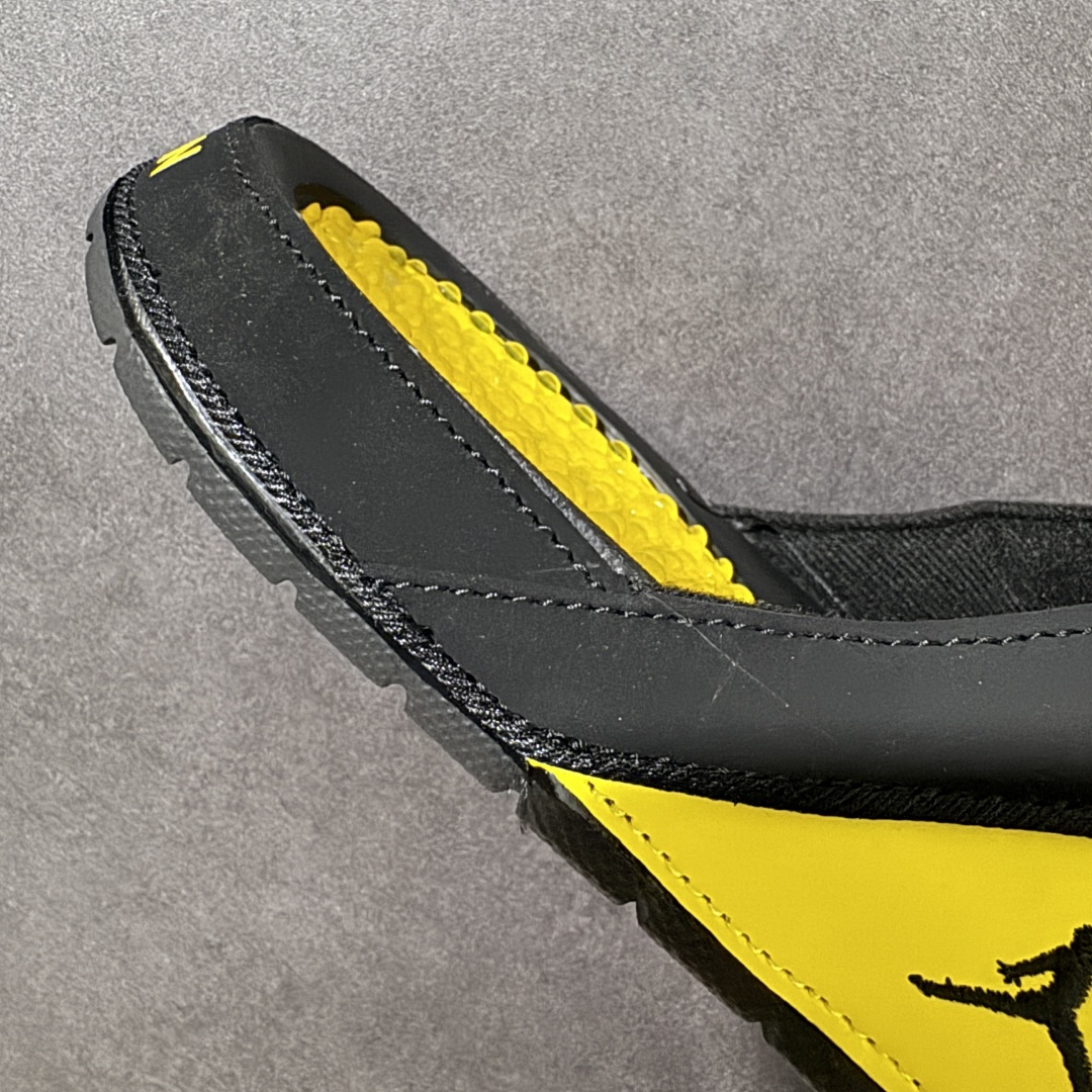 Air Jordan 12 Hydro Retro Slides 系列运动拖鞋经典的配色装扮 加上可调节