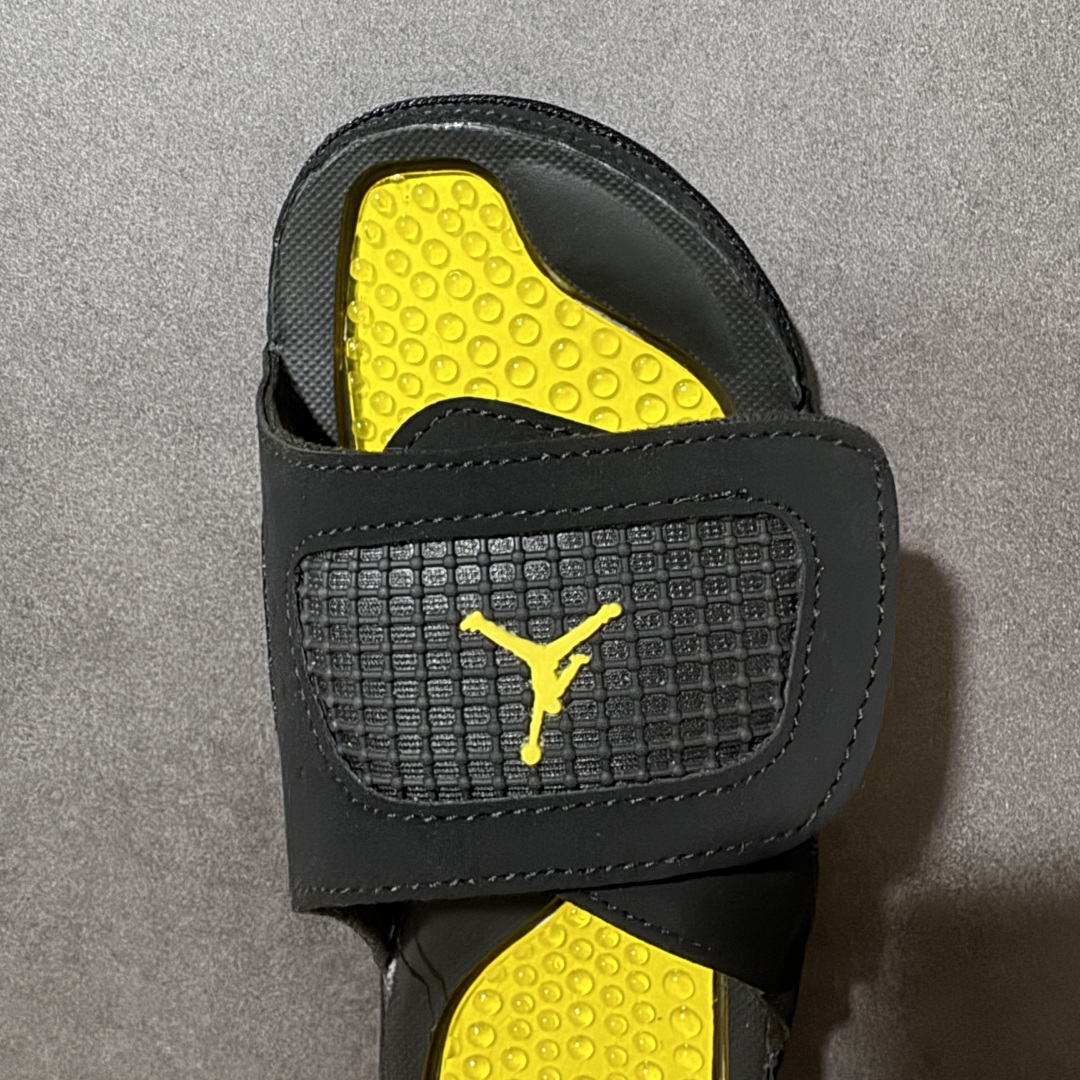 Air Jordan 12 Hydro Retro Slides 系列运动拖鞋经典的配色装扮 加上可调节