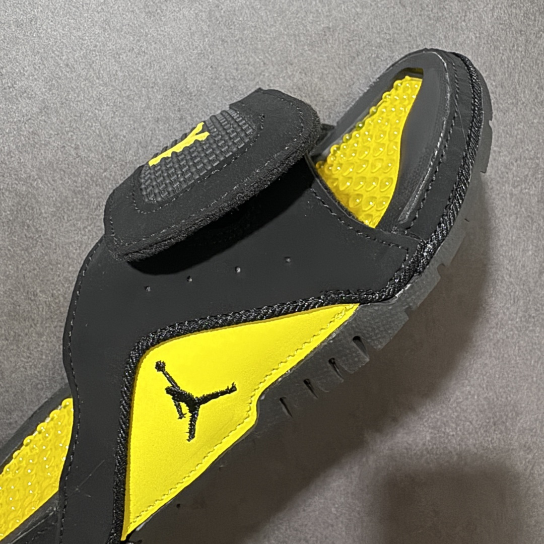 Air Jordan 12 Hydro Retro Slides 系列运动拖鞋经典的配色装扮 加上可调节