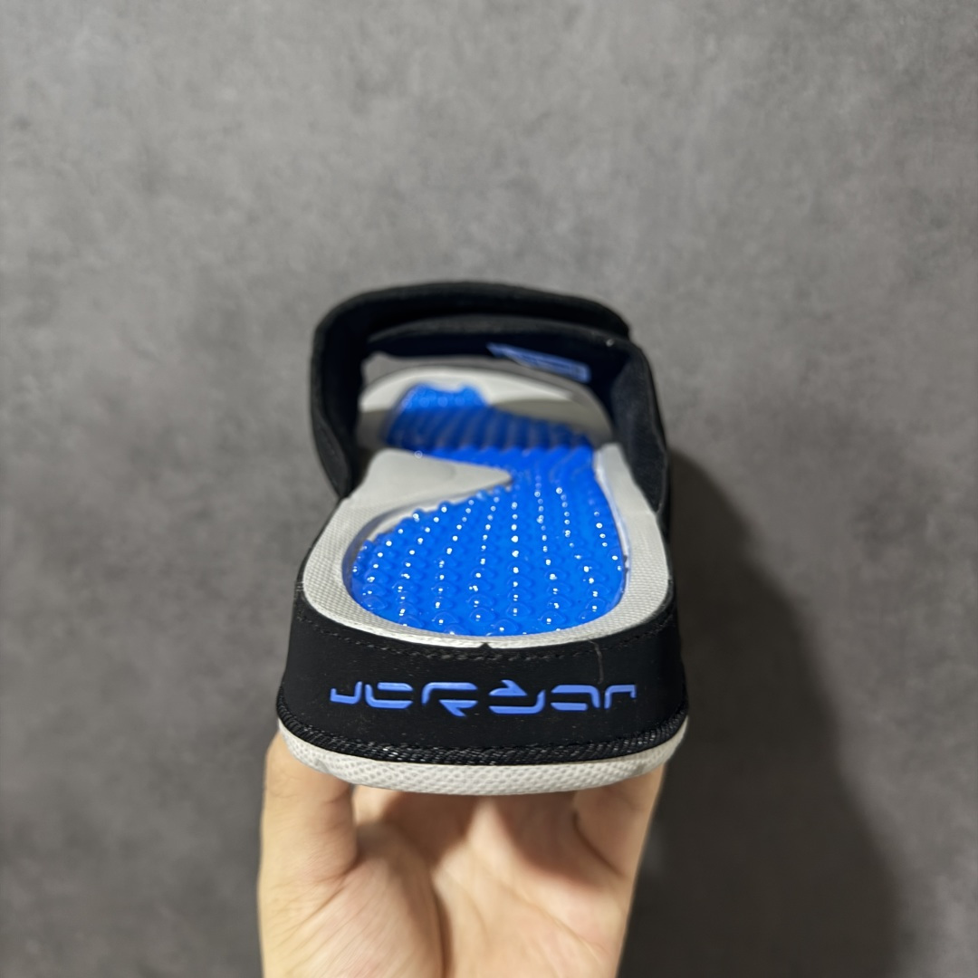 Air Jordan 12 Hydro Retro Slides 系列运动拖鞋经典的配色装扮 加上可调节