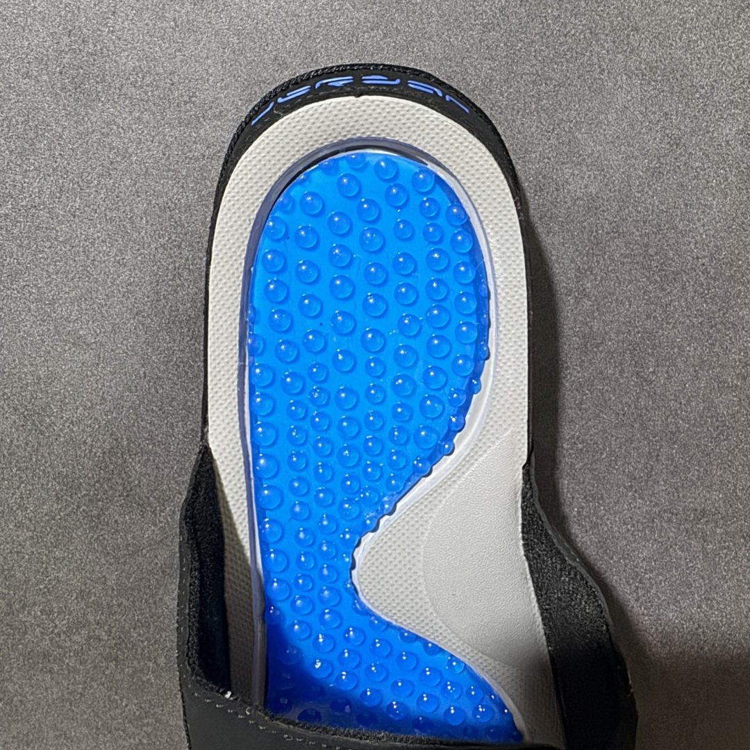 Air Jordan 12 Hydro Retro Slides 系列运动拖鞋经典的配色装扮 加上可调节
