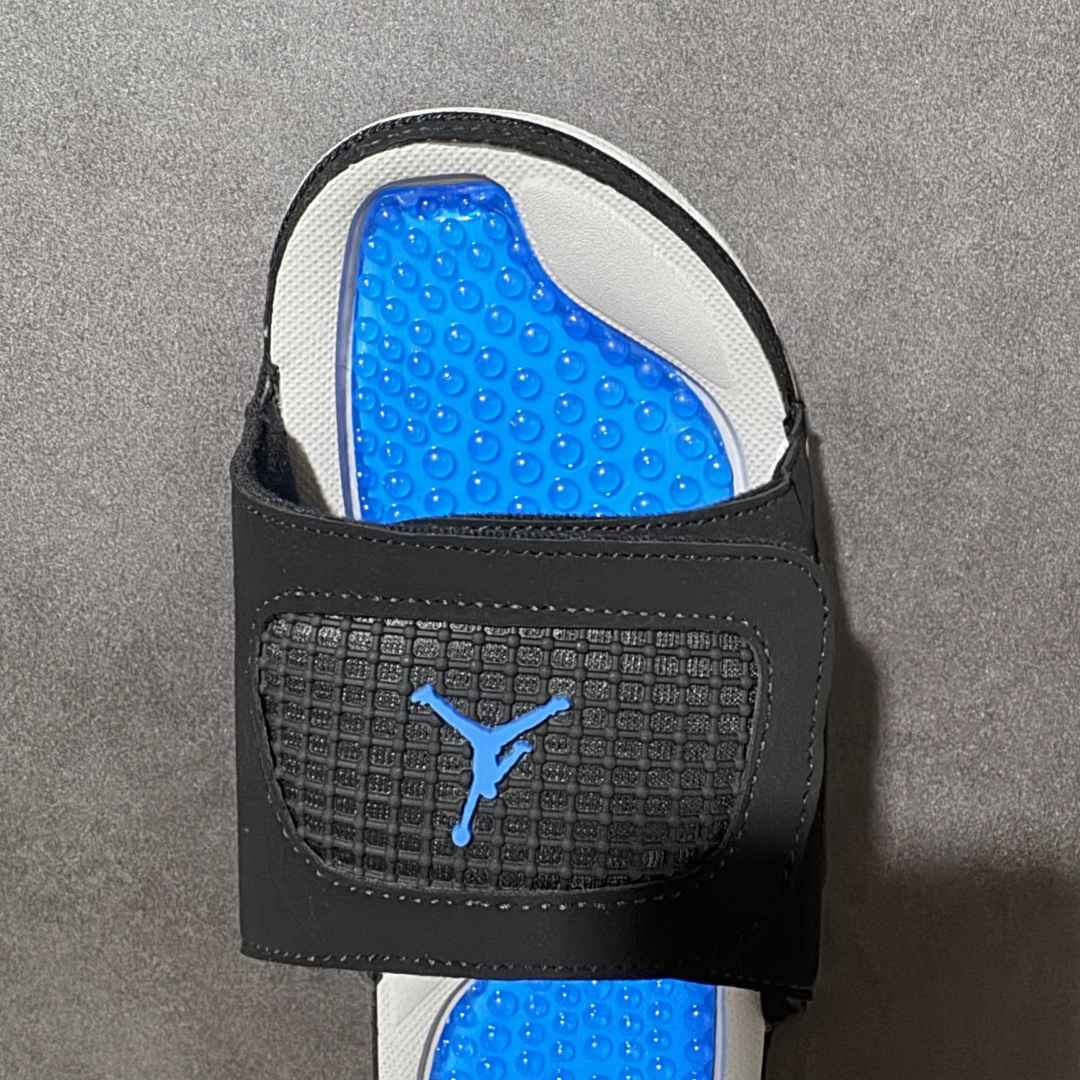 Air Jordan 12 Hydro Retro Slides 系列运动拖鞋经典的配色装扮 加上可调节