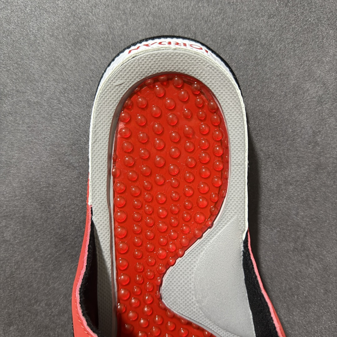 Air Jordan 12 Hydro Retro Slides 系列运动拖鞋经典的配色装扮 加上可调节