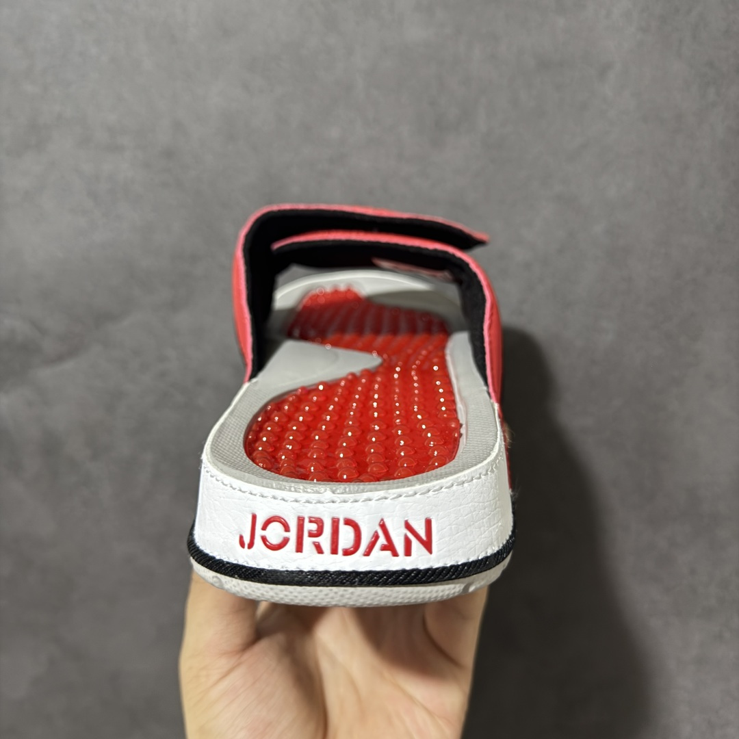 Air Jordan 12 Hydro Retro Slides 系列运动拖鞋经典的配色装扮 加上可调节