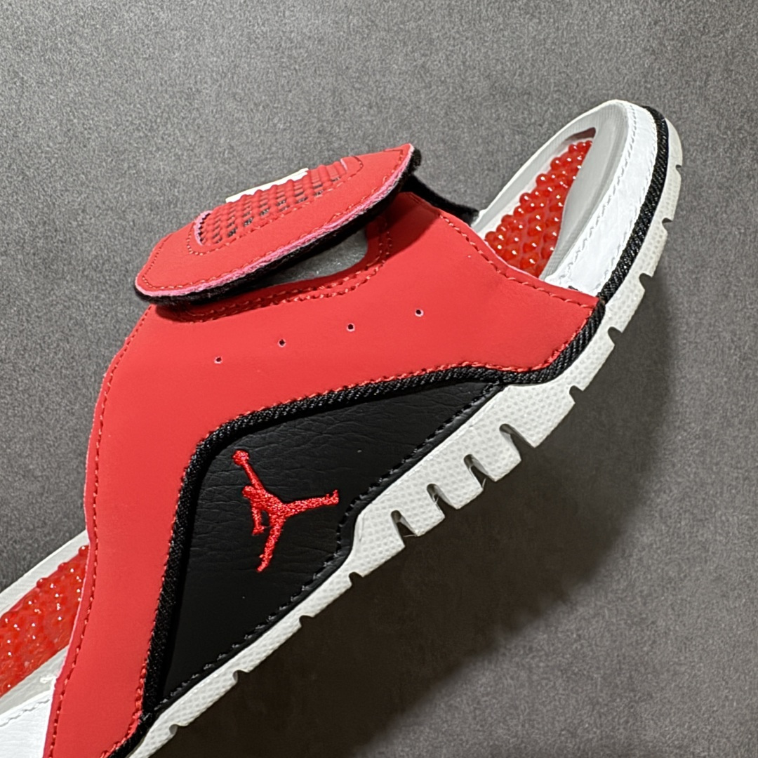 Air Jordan 12 Hydro Retro Slides 系列运动拖鞋经典的配色装扮 加上可调节