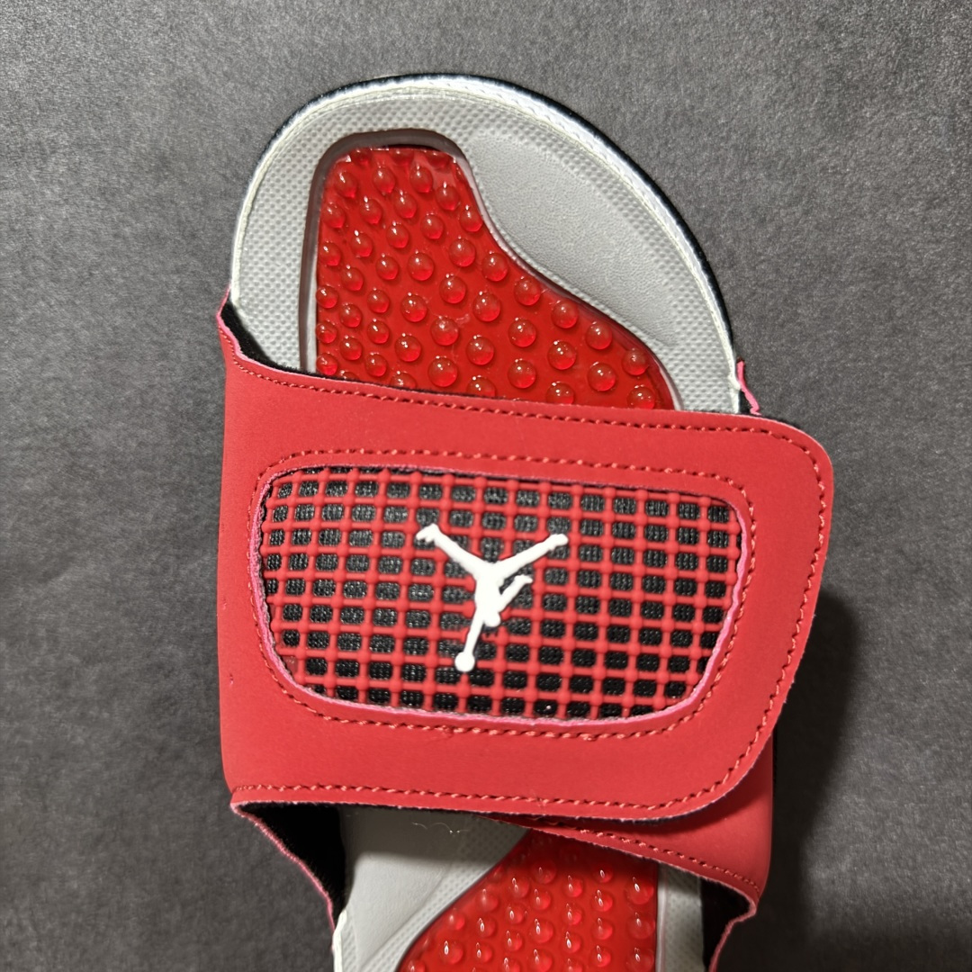 Air Jordan 12 Hydro Retro Slides 系列运动拖鞋经典的配色装扮 加上可调节