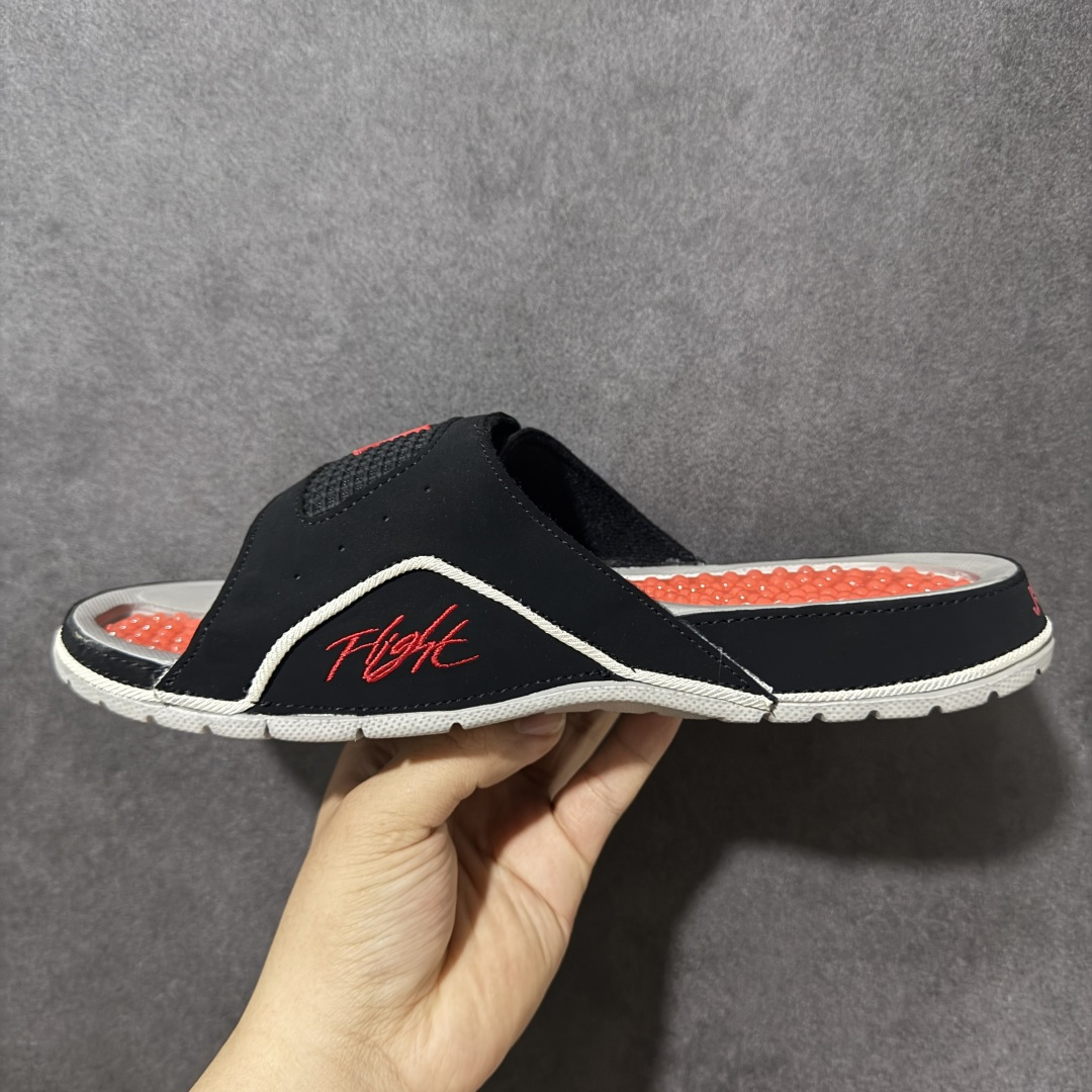 Air Jordan 12 Hydro Retro Slides 系列运动拖鞋经典的配色装扮 加上可调节