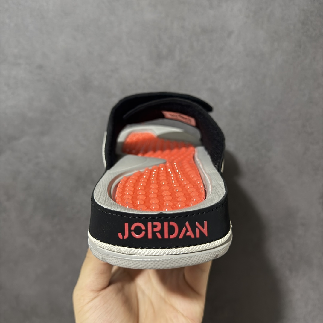 Air Jordan 12 Hydro Retro Slides 系列运动拖鞋经典的配色装扮 加上可调节