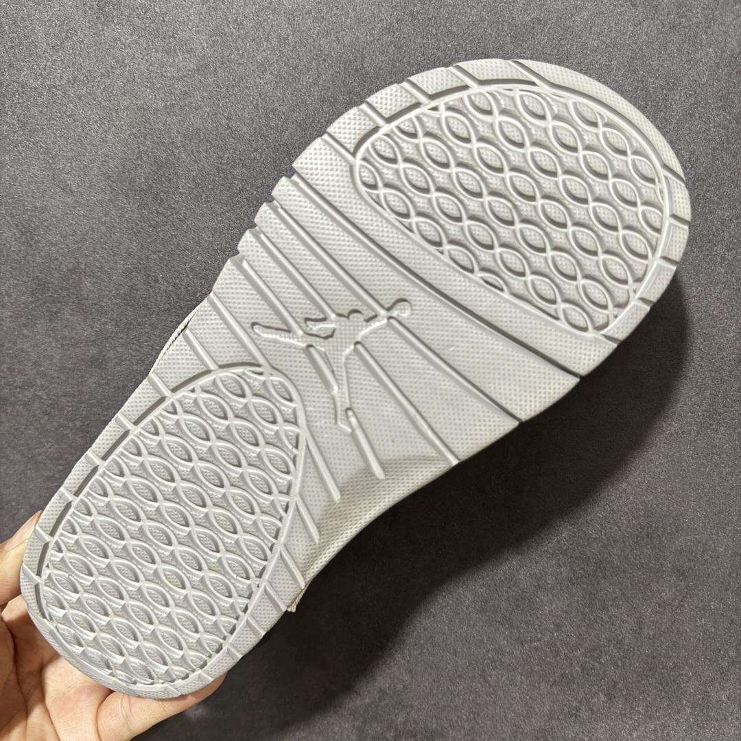 Air Jordan 12 Hydro Retro Slides 系列运动拖鞋经典的配色装扮 加上可调节