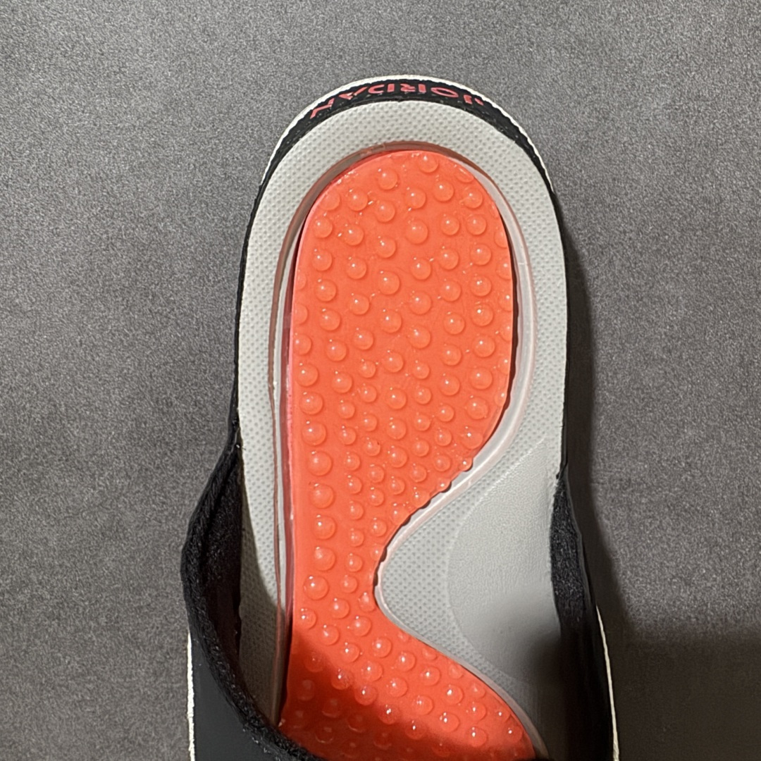 Air Jordan 12 Hydro Retro Slides 系列运动拖鞋经典的配色装扮 加上可调节