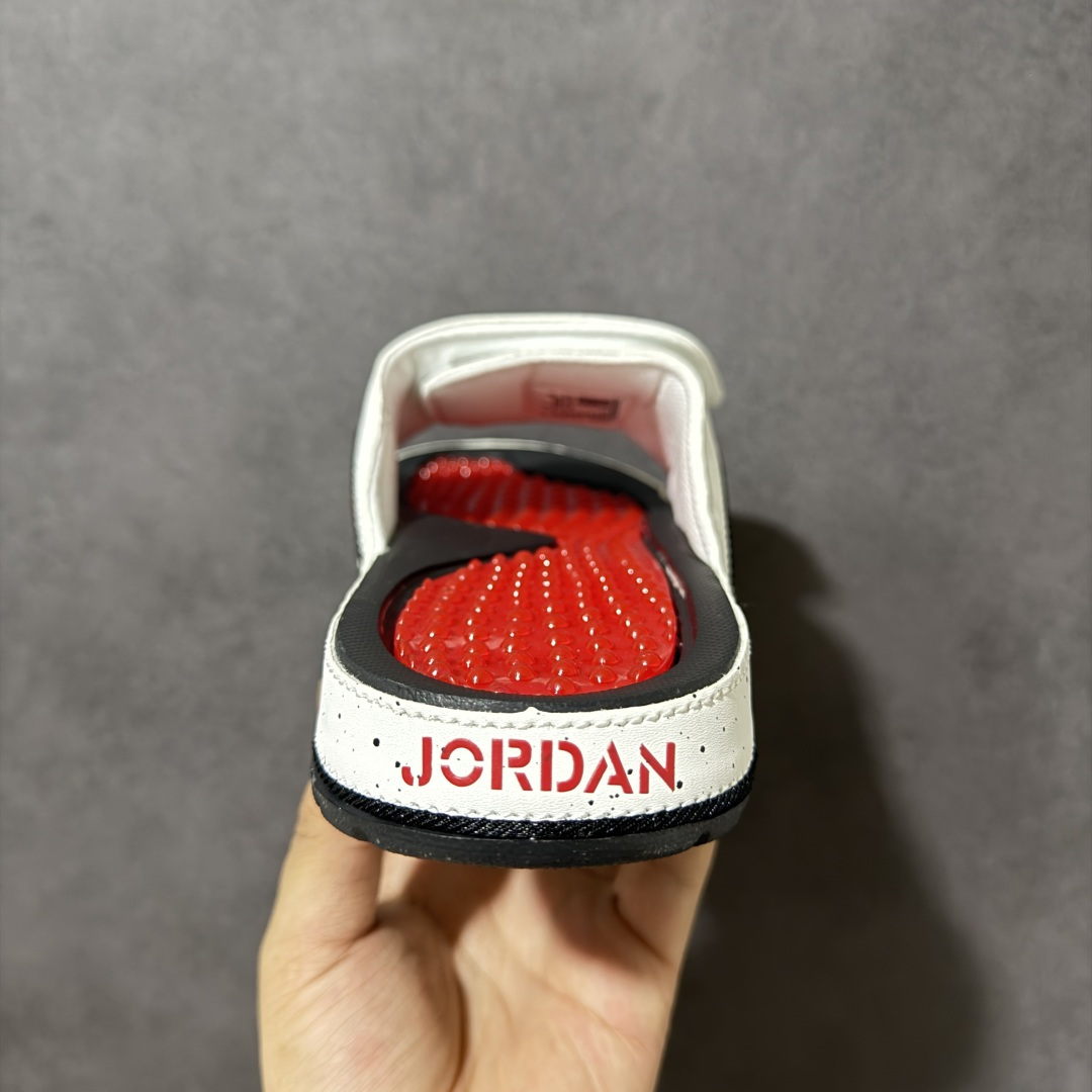 Air Jordan 12 Hydro Retro Slides 系列运动拖鞋经典的配色装扮 加上可调节