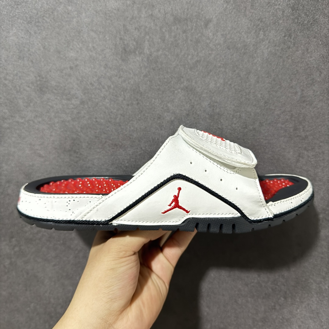 【公司级】Air Jordan 12 Hydro Retro Slides 系列运动拖鞋 经典的配色装扮 加上可调节的搭带 TPR 按摩内底和 Phylon 缓震鞋底 以高规格的配置带来非凡舒适的穿着体验 作为AJ的铁杆粉丝 这份夏日精品想必无法忽视 货号:532225-104 尺码:36-47.5-选品中心