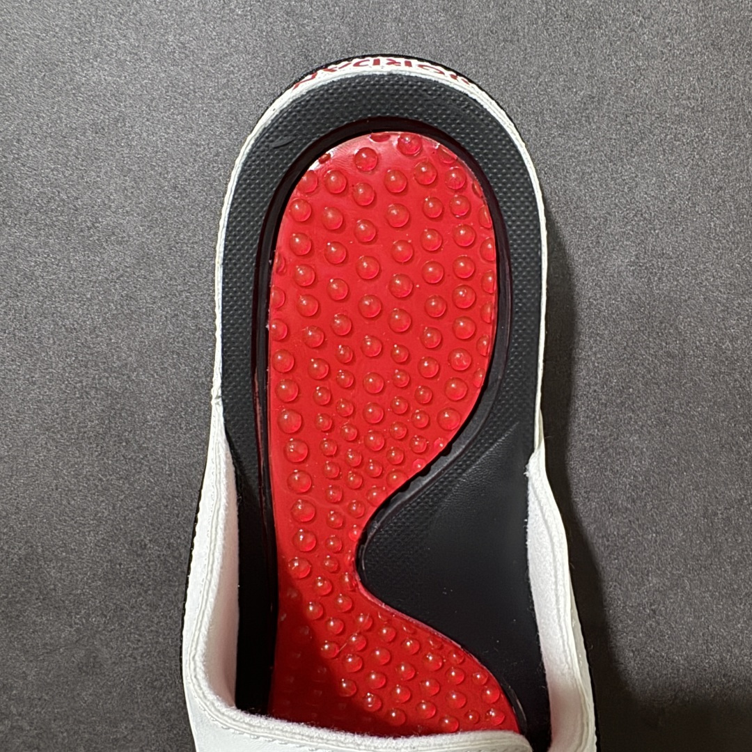 Air Jordan 12 Hydro Retro Slides 系列运动拖鞋经典的配色装扮 加上可调节